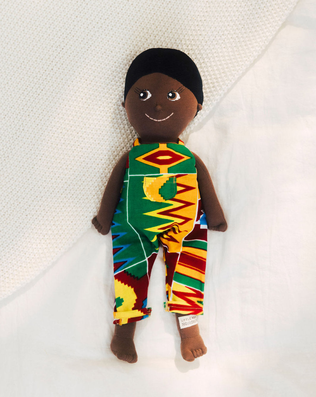 Handgemachte Stoffpuppe mit bunter Hose und schwarzen Haaren, 45 cm groß