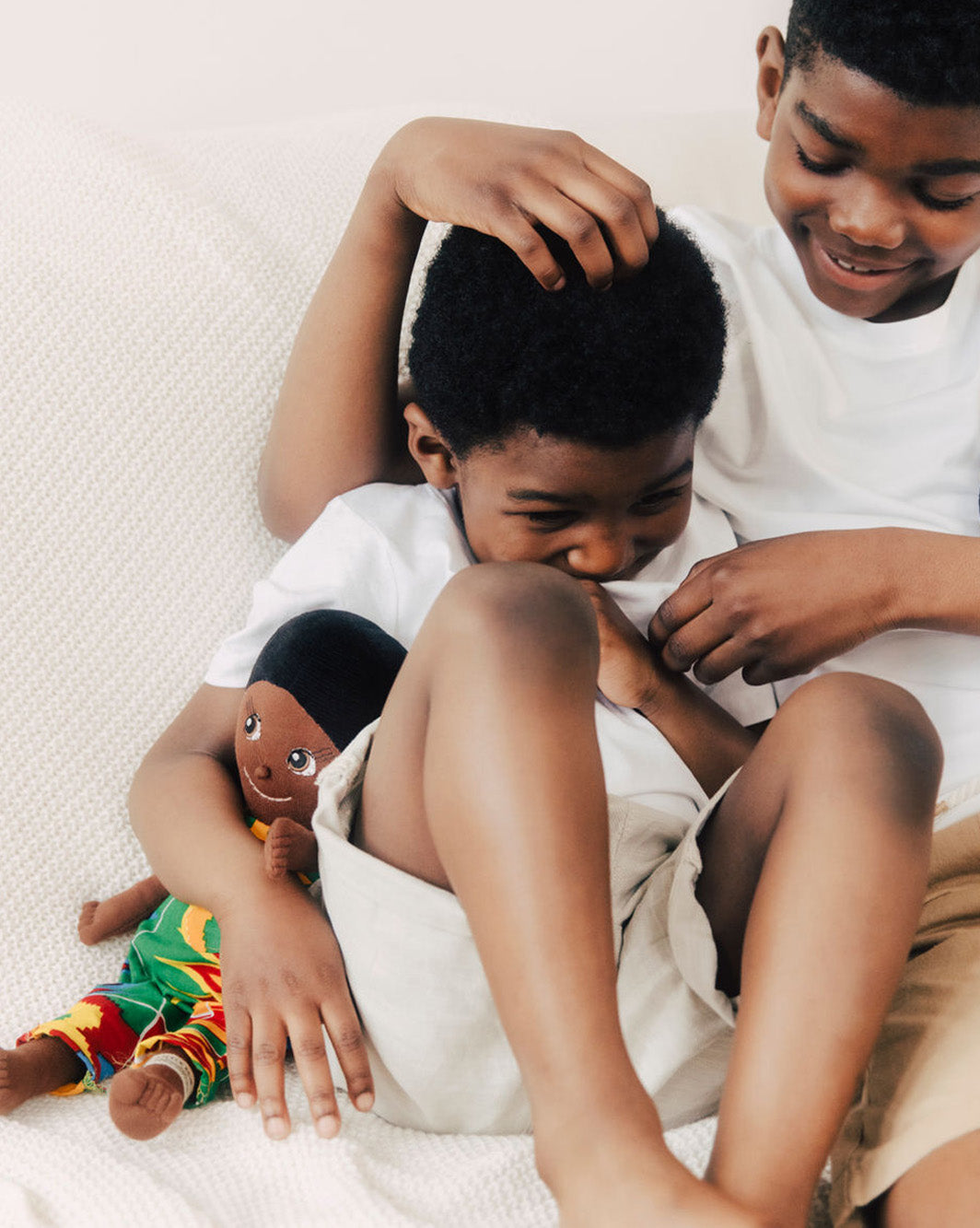 Handgemachte Stoffpuppe mit bunter Hose und schwarzen Haaren, 45 cm groß