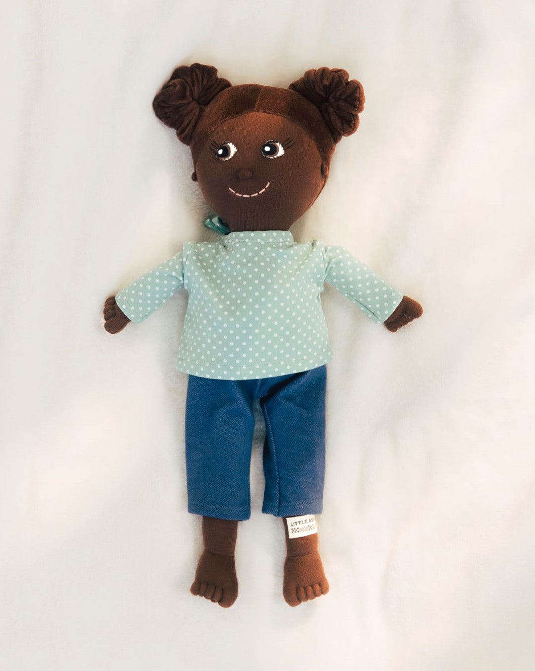 Handgemachte Stoffpuppe mit blauer Hose und braunen Zöpfen, 45 cm groß