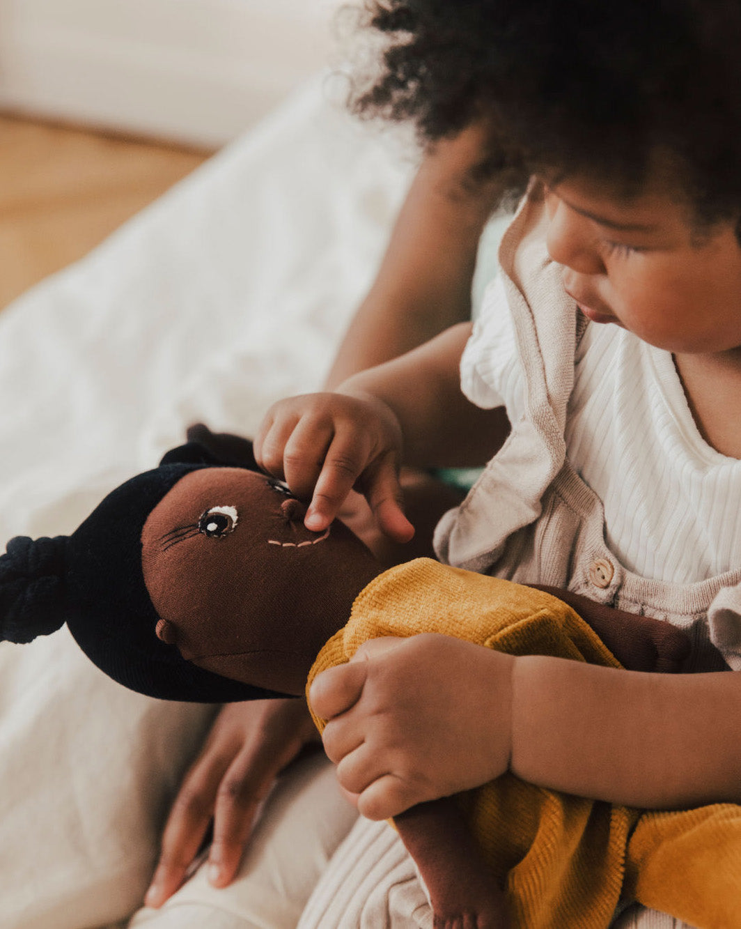 Kinderpuppe mit Haarzöpfen und Puppen Outfit aus Baumwolle