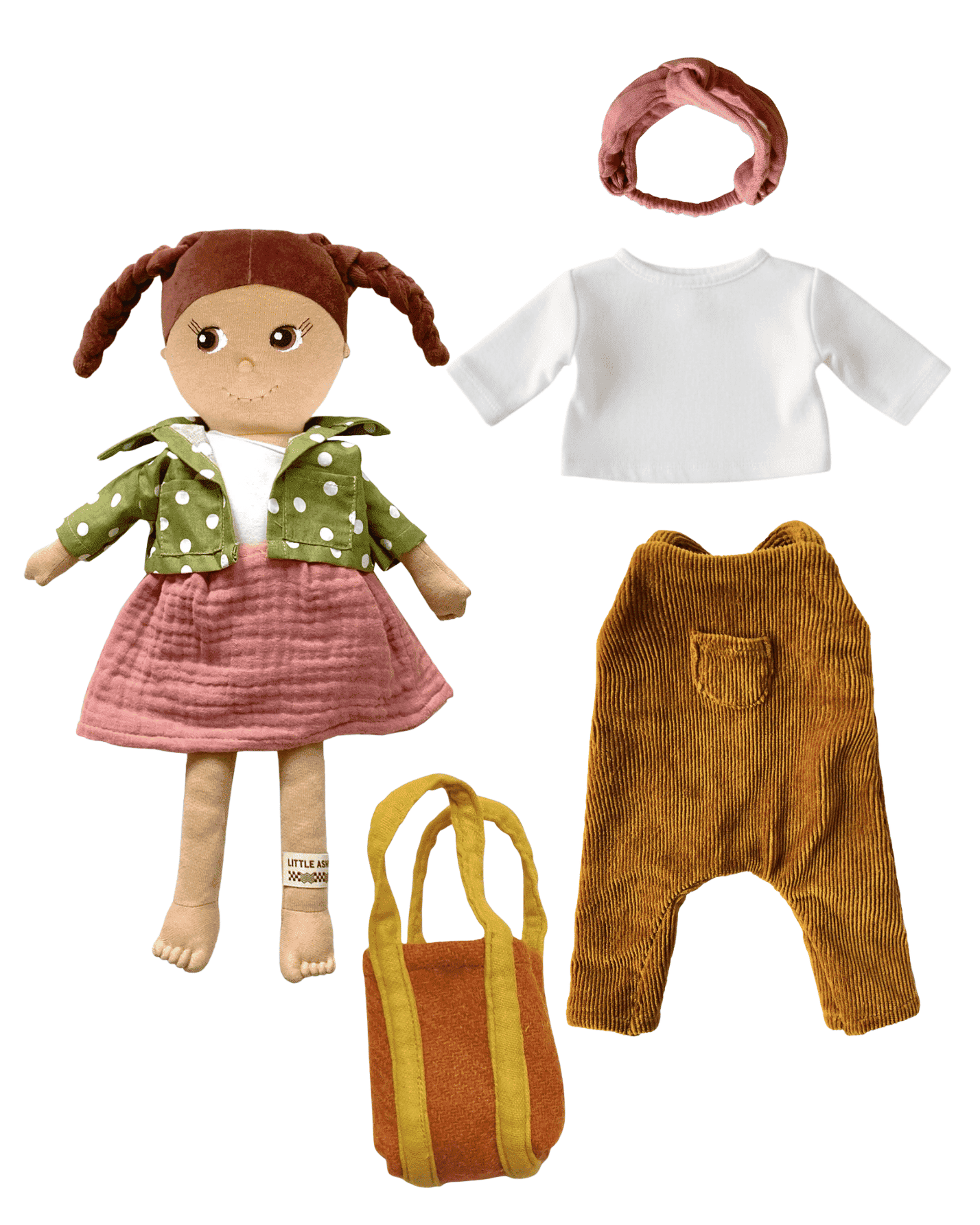 Bio-Stoffpuppe ZOE von LITTLE ASHÉ mit Kleiderbundle: Latzhose aus Cord in Senffarbe, weißes Jersey-Oberteil, rotes Haarband und orange Tasche