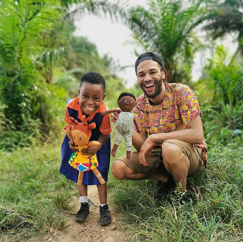 LITTLE-ASHÉ-Gründer David Amoateng in Ghana, beim Puppenspiel mit einem Kind