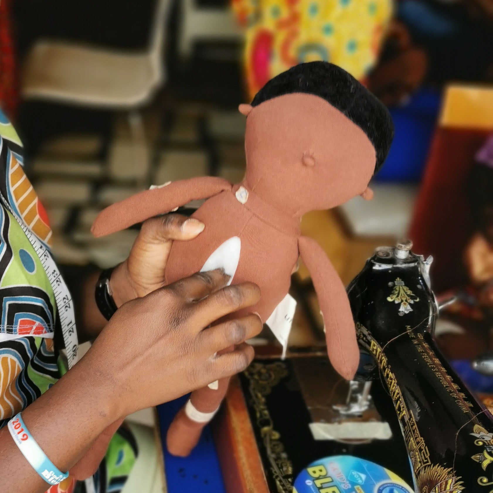 Faire Puppen-Produktion in Handarbeit von LITTLE ASHÉ: Puppenkörper wird gestopft von einer Näherin in Ghana