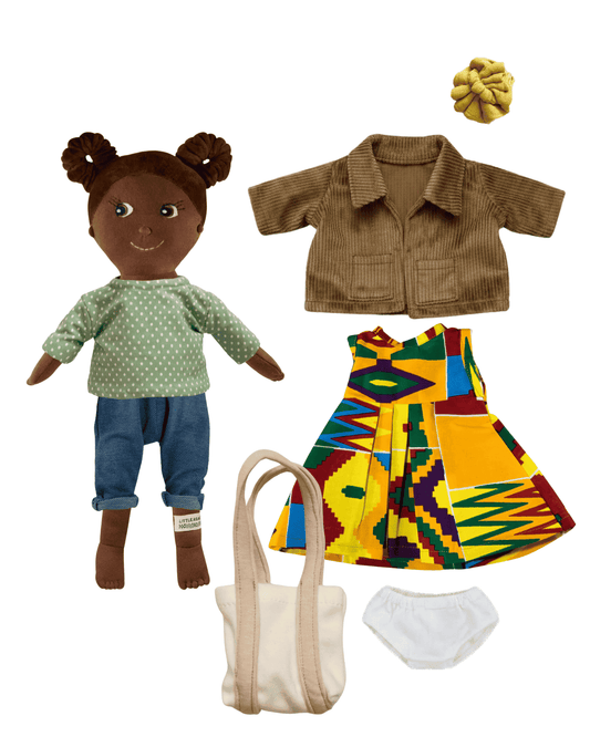 Bio-Stoffpuppe MIRA von LITTLE ASHÉ mit Kleiderbundle: Puppenkleid im Kente-Muster, Cord-Jacke in Oliv-Grün, gelbe Haarblüte und beige Tasche