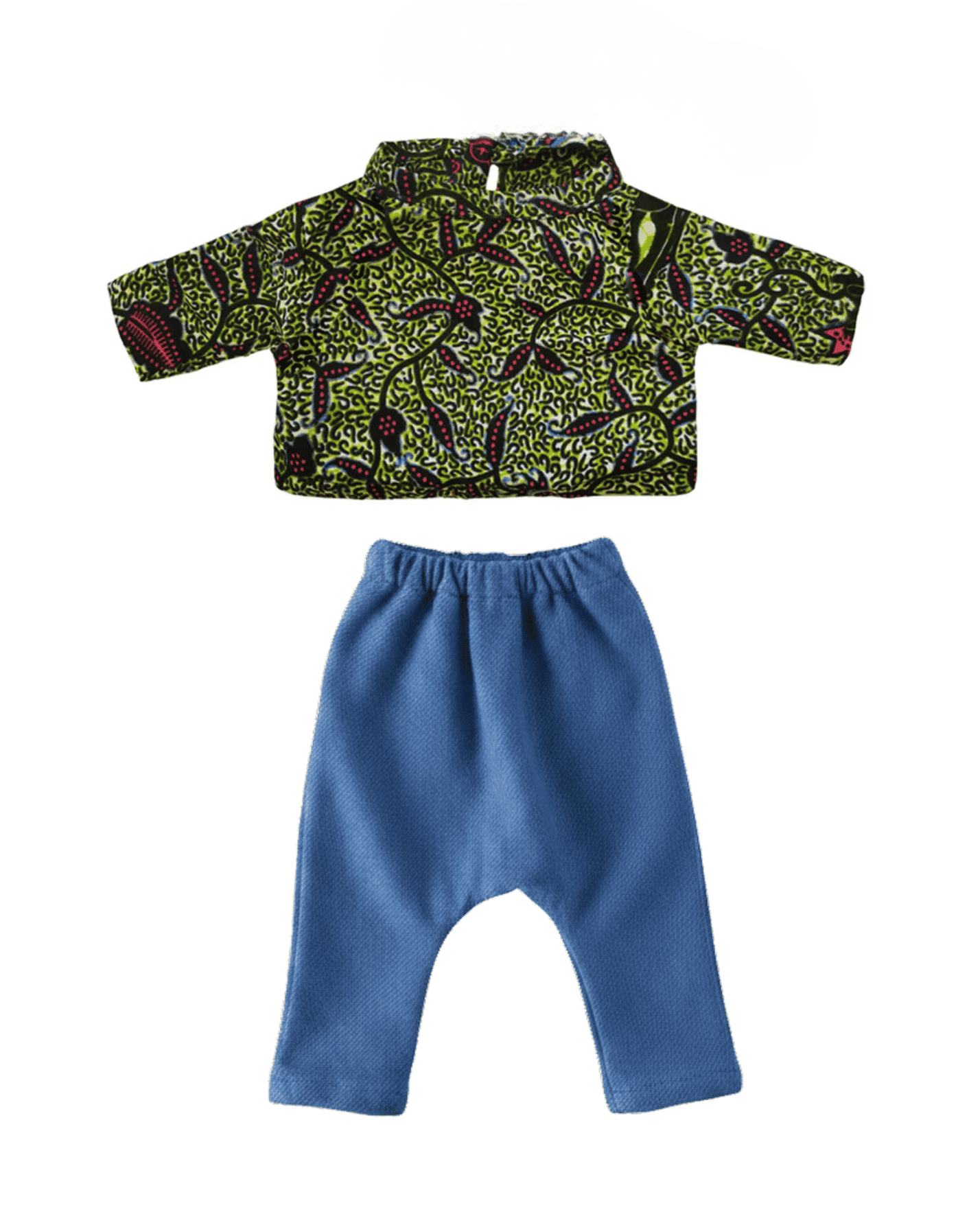Puppen Outfit Blätter von LITTLE ASHÉ: Oberteil im Blätter-Muster und Puppen-Jeanshose aus Bio-Stoff