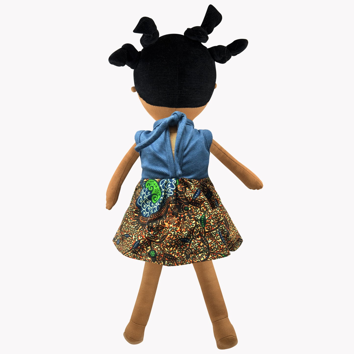 Hellbraune Puppe, Puppe of Color mit schwarzen Haaren, Haarzöpfe, Little Ashé, Puppenkleidung buntes Jeans Kleid mit Schlitz, Bio Stoffe 
