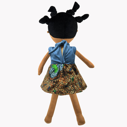 Hellbraune Puppe, Puppe of Color mit schwarzen Haaren, Haarzöpfe, Little Ashé, Puppenkleidung buntes Jeans Kleid mit Schlitz, Bio Stoffe 