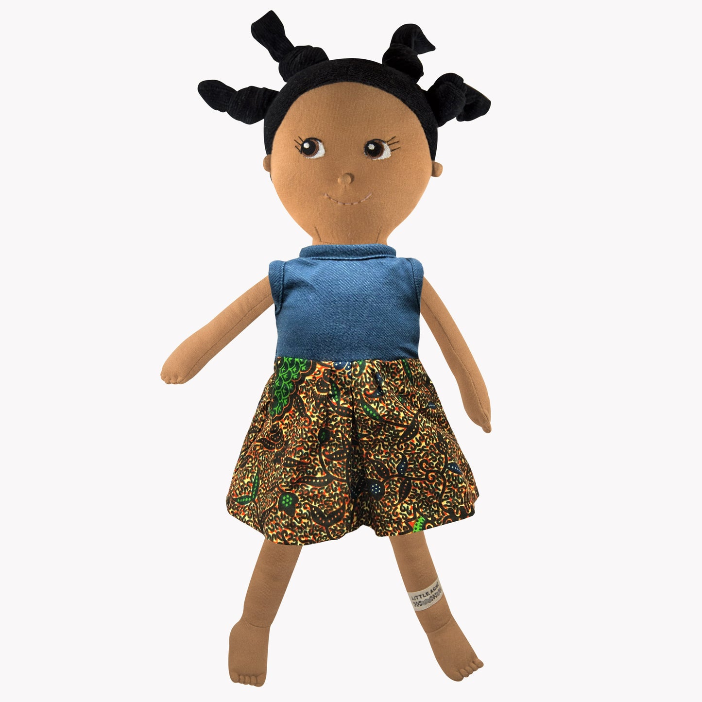 Hellbraune Puppe, Puppe of Color mit schwarzen Haaren, Haarzöpfe, Little Ashé, Puppenkleidung buntes Jeans Kleid, Bio Stoffe 